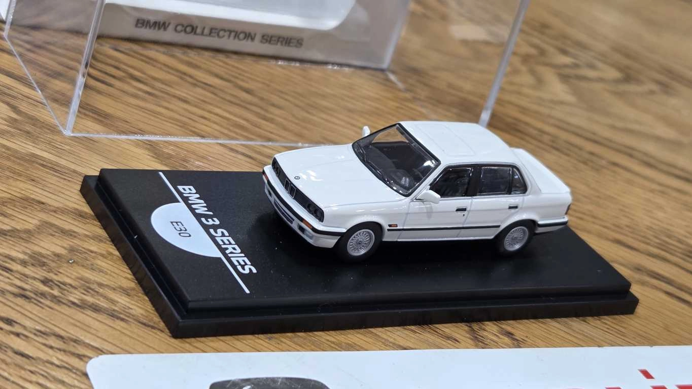 1/64 BMW E30 BEYAZ  - Collector Edition ’’ 50 Years BMW 3 Series ’’ 