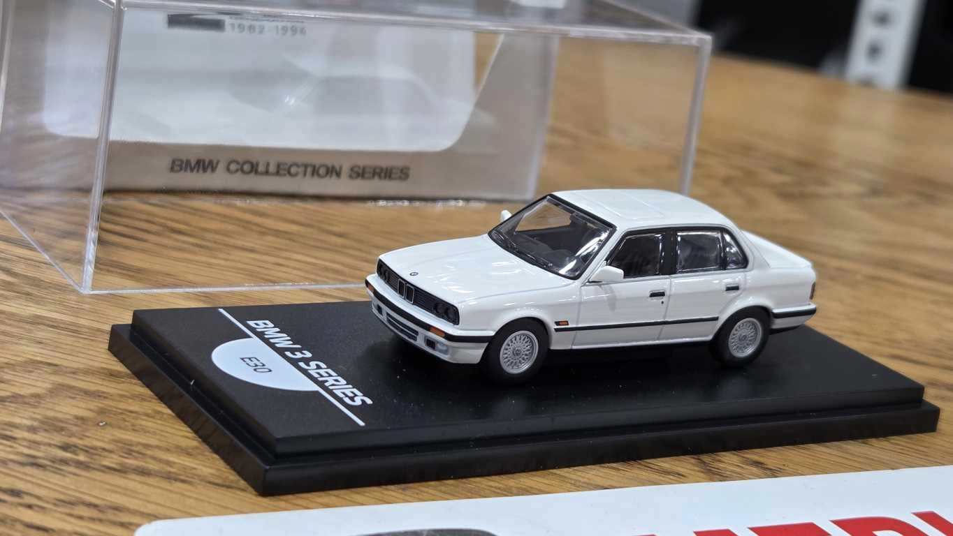 1/64 BMW E30 BEYAZ  - Collector Edition ’’ 50 Years BMW 3 Series ’’ 