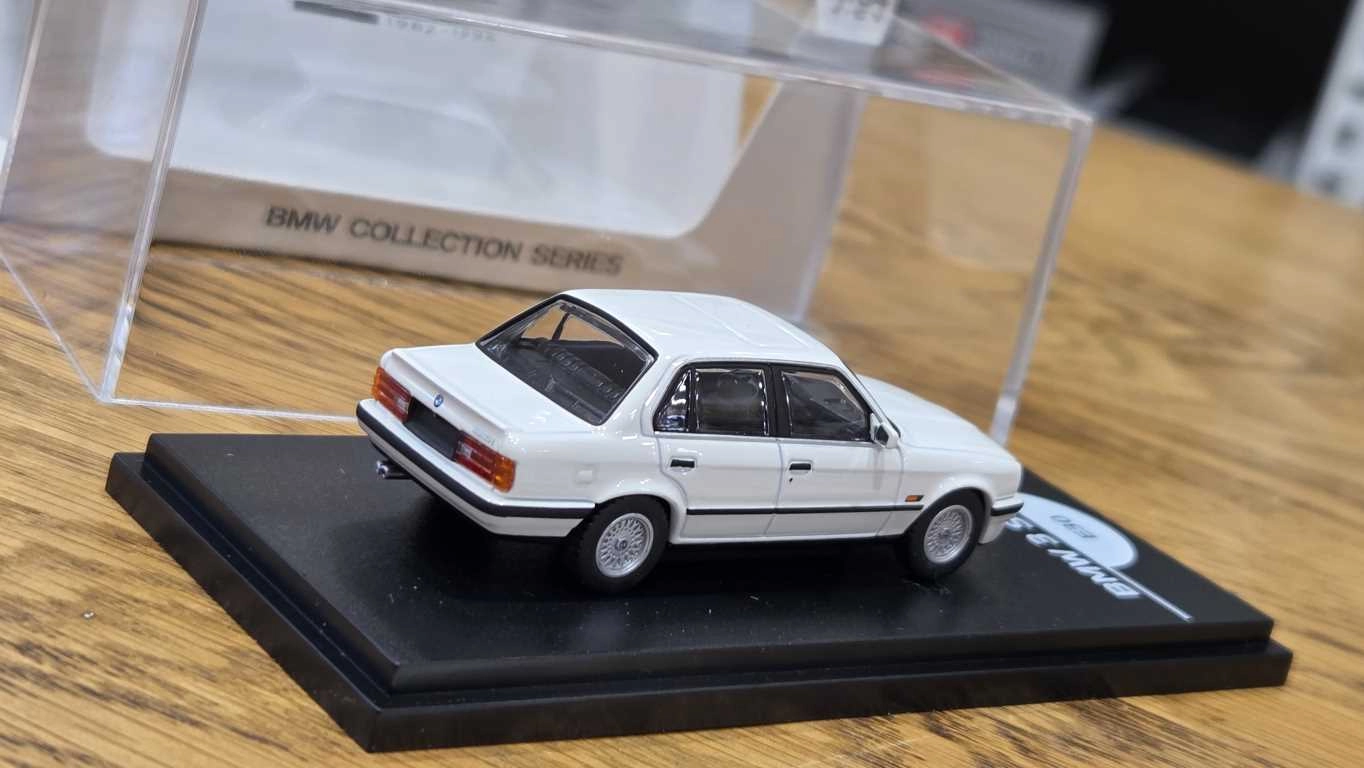 1/64 BMW E30 BEYAZ  - Collector Edition ’’ 50 Years BMW 3 Series ’’ 