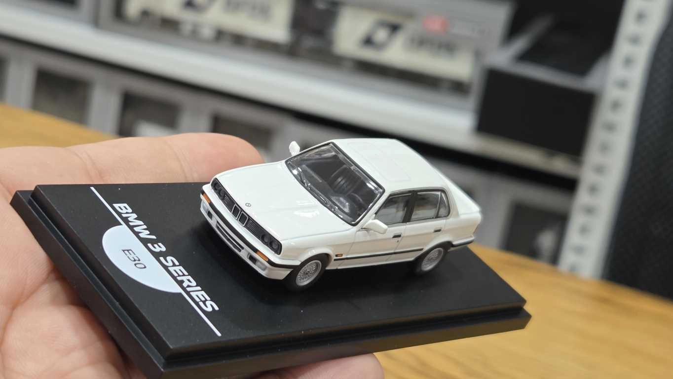 1/64 BMW E30 BEYAZ  - Collector Edition ’’ 50 Years BMW 3 Series ’’ 