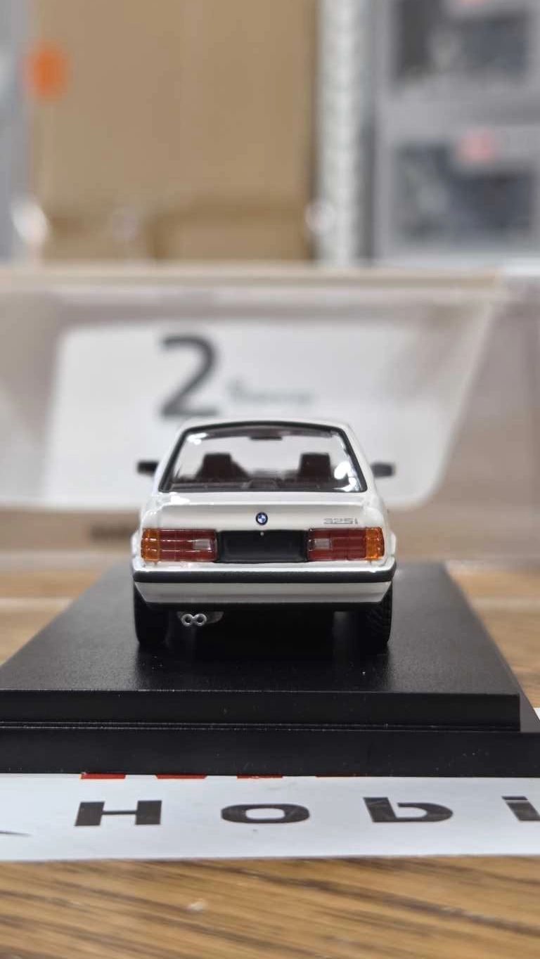 1/64 BMW E30 BEYAZ  - Collector Edition ’’ 50 Years BMW 3 Series ’’ 