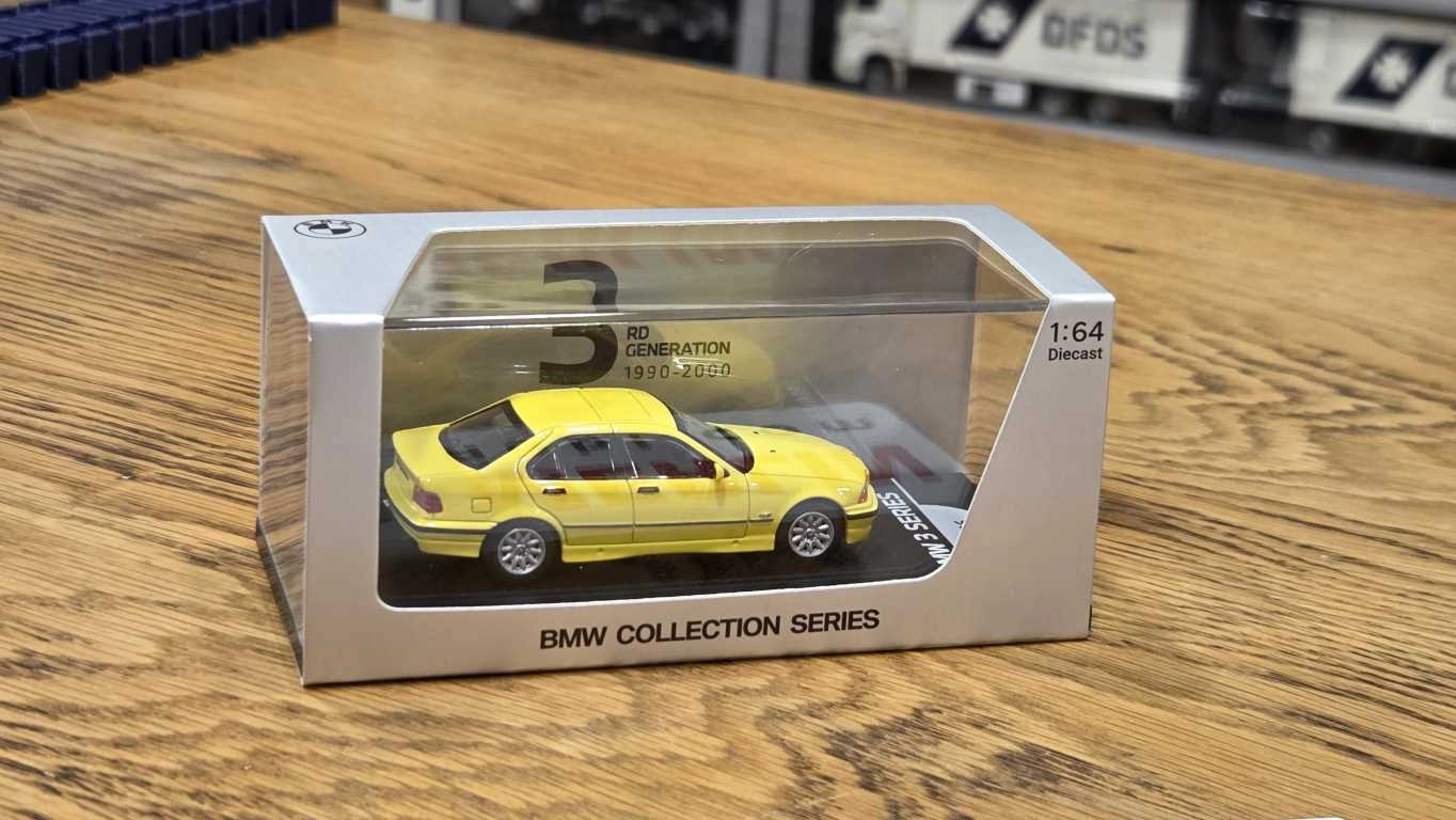 1/64 BMW E30 BEYAZ  - Collector Edition ’’ 50 Years BMW 3 Series ’’ 