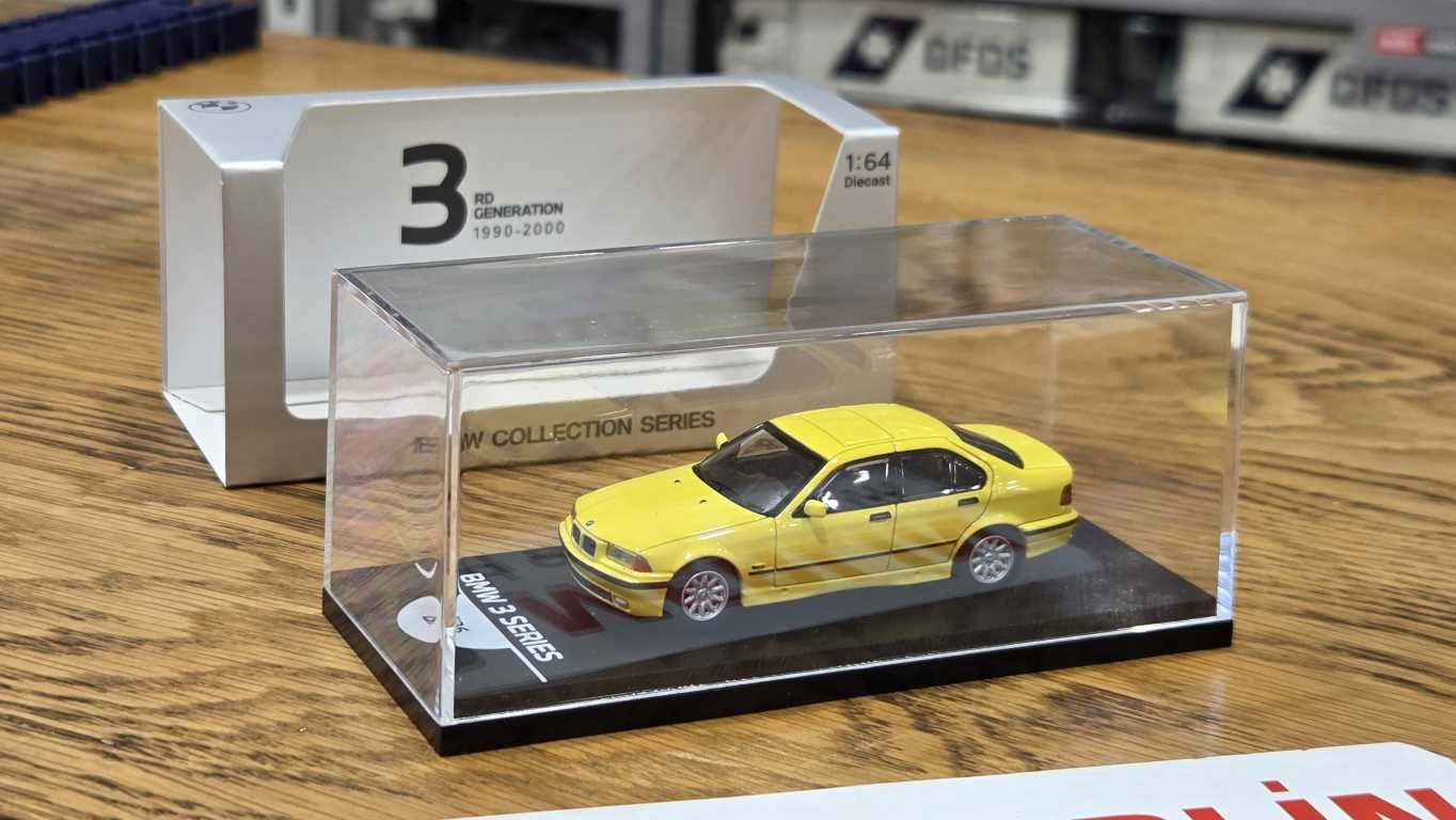 1/64 BMW E30 BEYAZ  - Collector Edition ’’ 50 Years BMW 3 Series ’’ 