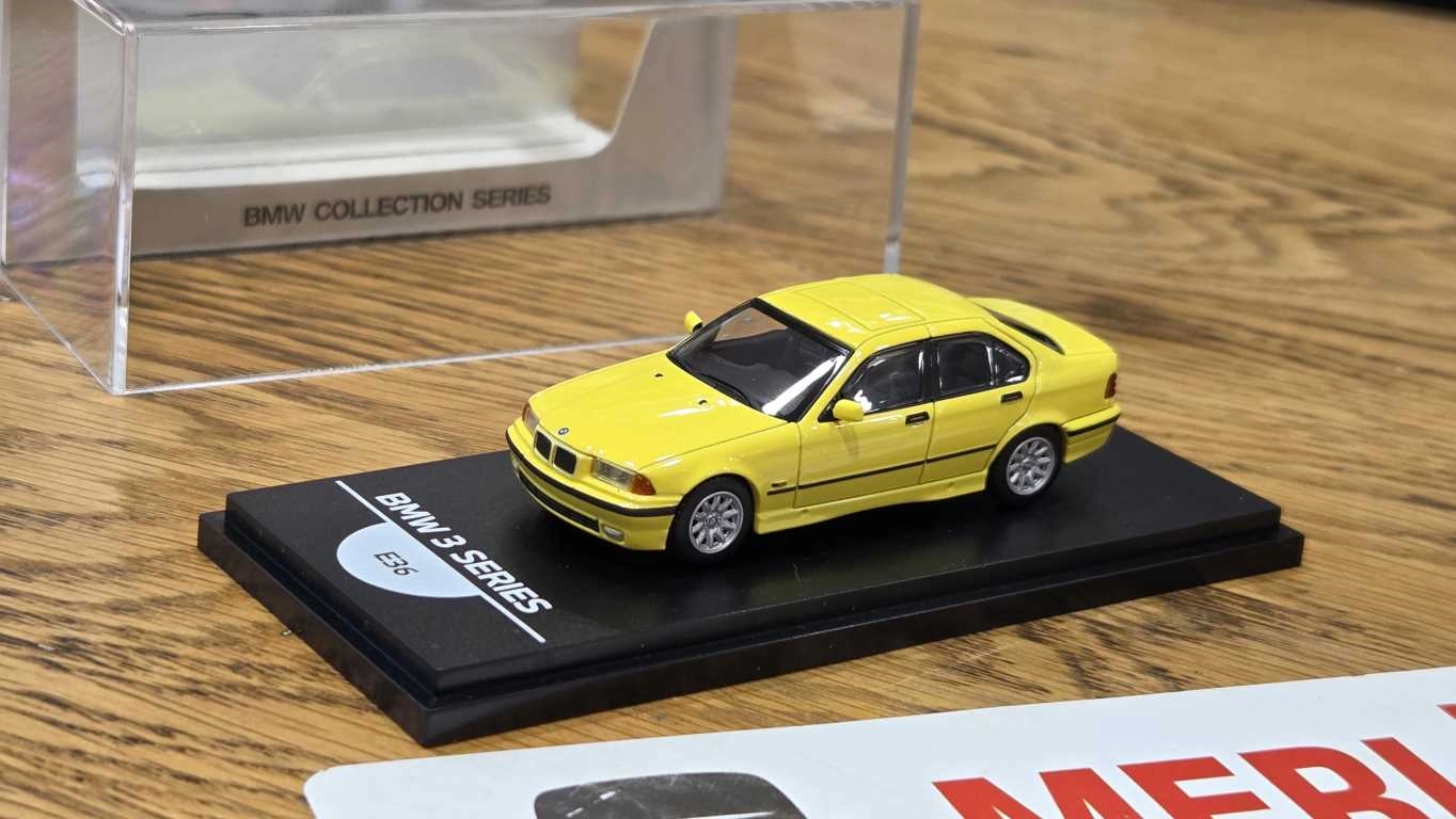 1/64 BMW E30 BEYAZ  - Collector Edition ’’ 50 Years BMW 3 Series ’’ 