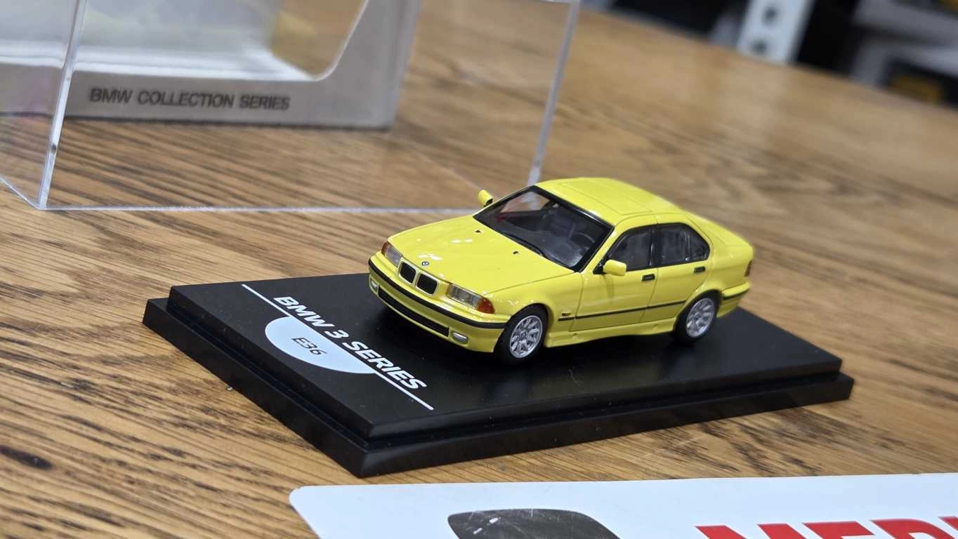 1/64 BMW E30 BEYAZ  - Collector Edition ’’ 50 Years BMW 3 Series ’’ 