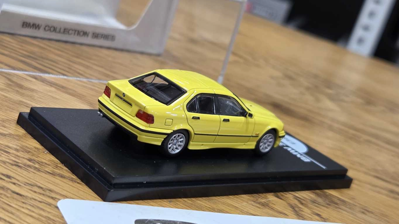 1/64 BMW E30 BEYAZ  - Collector Edition ’’ 50 Years BMW 3 Series ’’ 