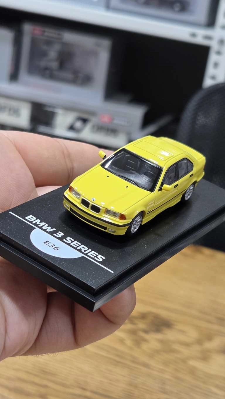 1/64 BMW E30 BEYAZ  - Collector Edition ’’ 50 Years BMW 3 Series ’’ 