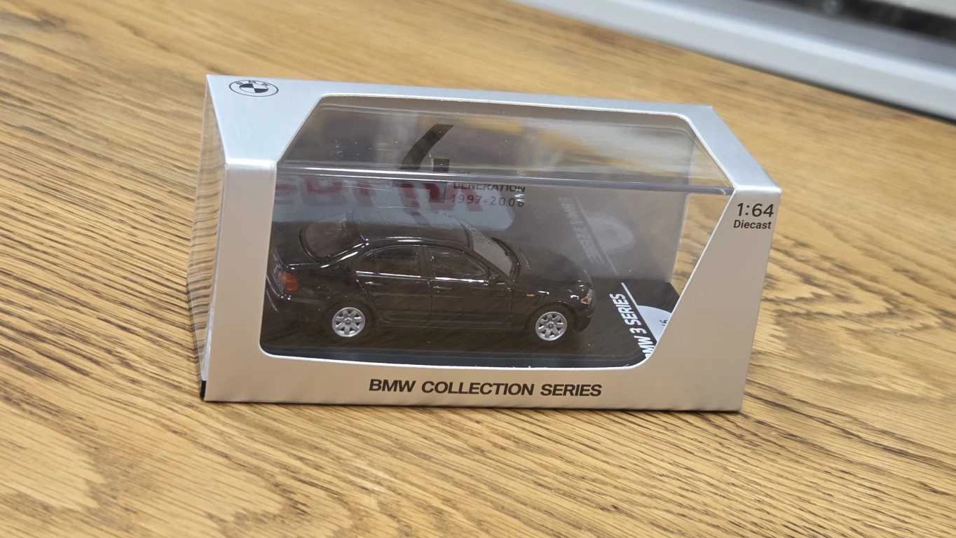 1/64 BMW E46 SİYAH - Collector Edition ’’ 50 Years BMW 3 Series ’’ 