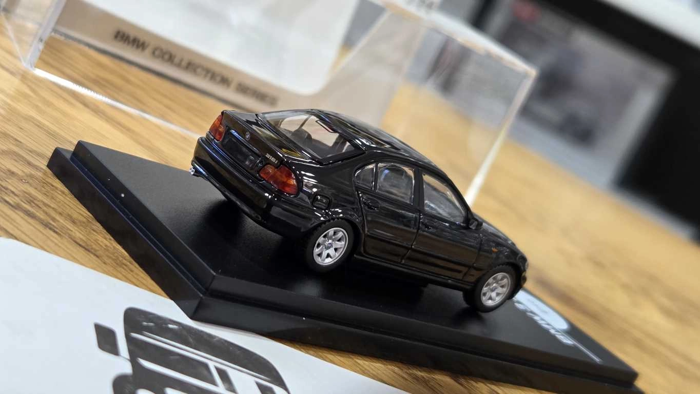 1/64 BMW E46 SİYAH - Collector Edition ’’ 50 Years BMW 3 Series ’’ 