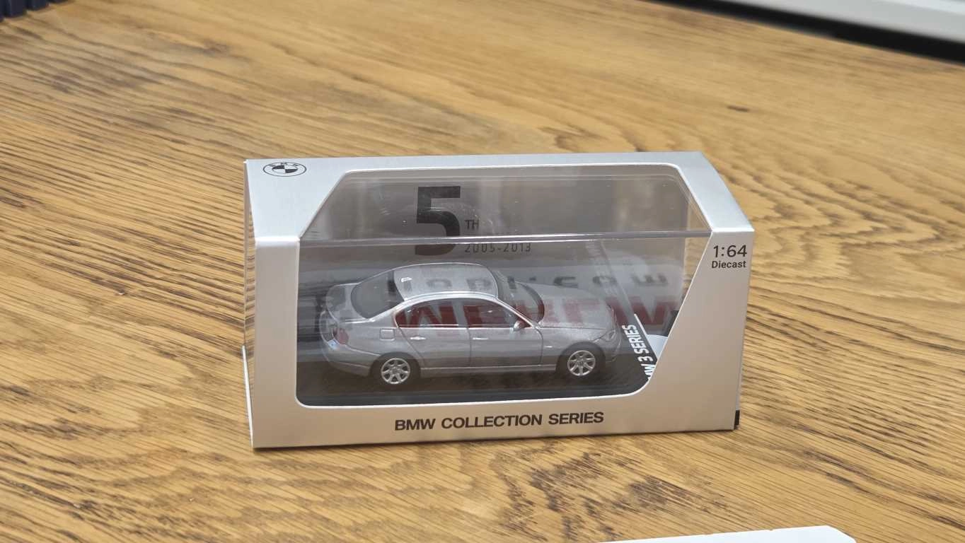 1/64 BMW E90 GRİ - Collector Edition ’’ 50 Years BMW 3 Series ’’ 