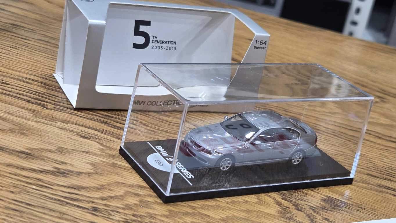 1/64 BMW E90 GRİ - Collector Edition ’’ 50 Years BMW 3 Series ’’ 