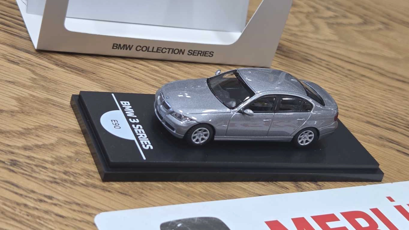 1/64 BMW E90 GRİ - Collector Edition ’’ 50 Years BMW 3 Series ’’ 