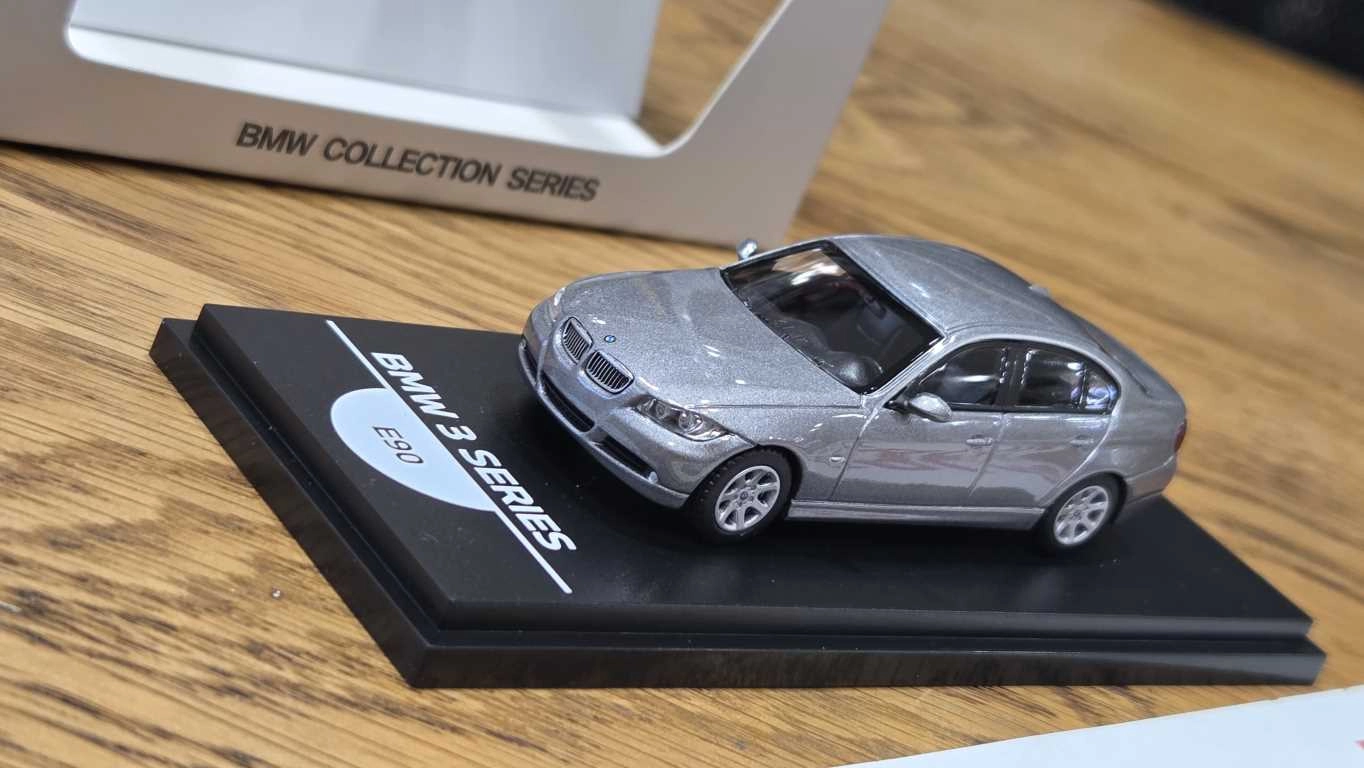 1/64 BMW E90 GRİ - Collector Edition ’’ 50 Years BMW 3 Series ’’ 
