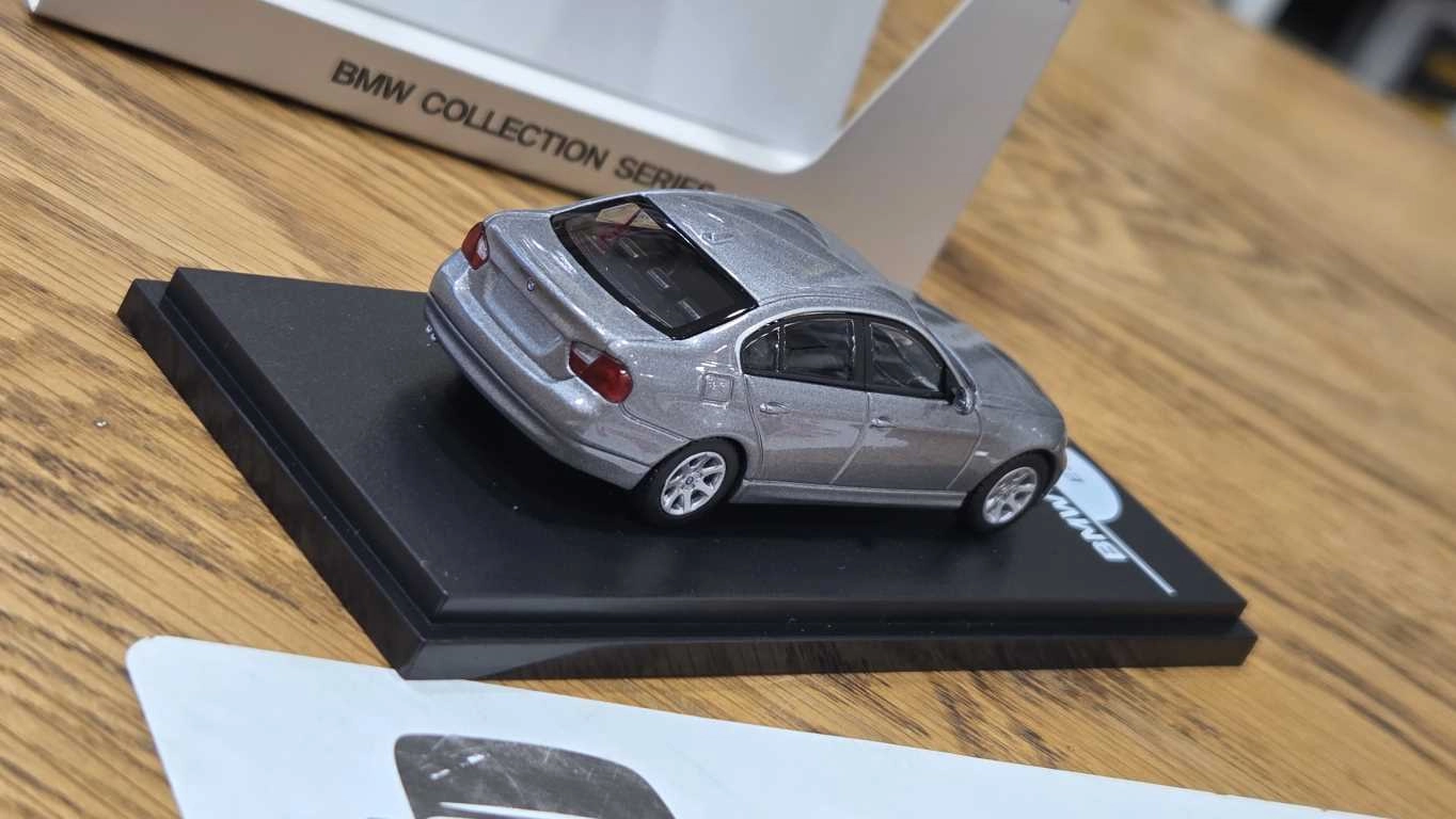 1/64 BMW E90 GRİ - Collector Edition ’’ 50 Years BMW 3 Series ’’ 