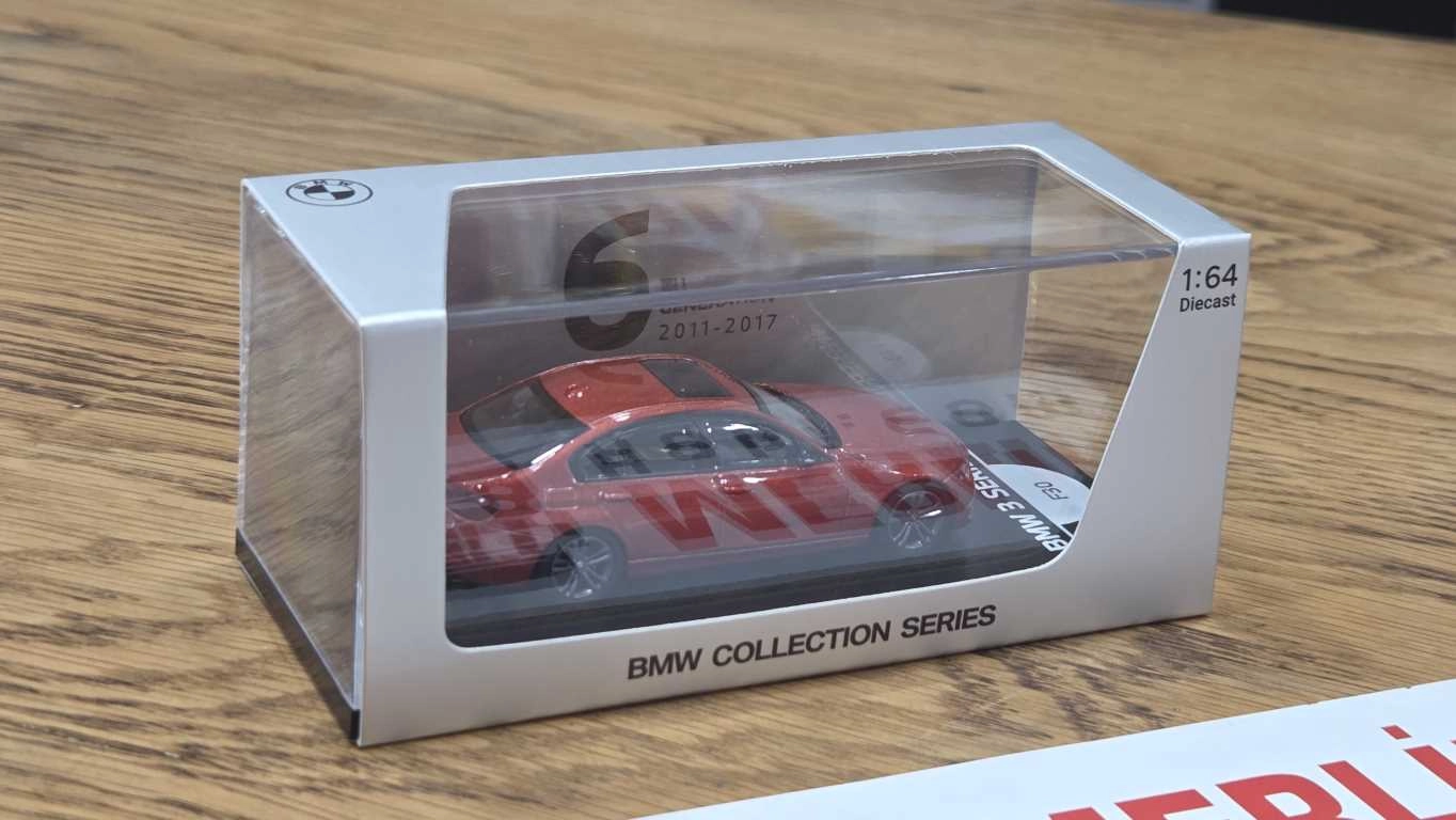 1/64 BMW F30 KIRMIZI - Collector Edition ’’ 50 Years BMW 3 Series ’’ 