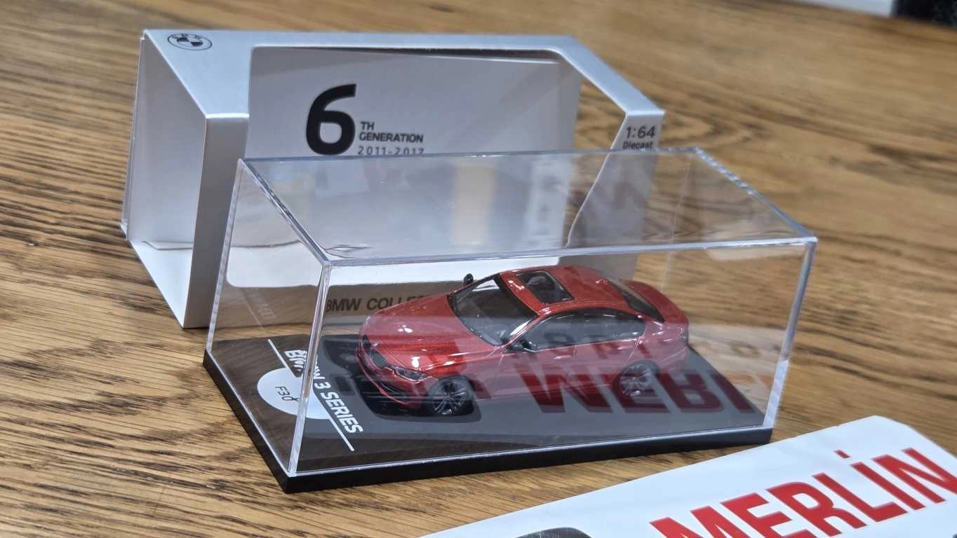 1/64 BMW F30 KIRMIZI - Collector Edition ’’ 50 Years BMW 3 Series ’’ 