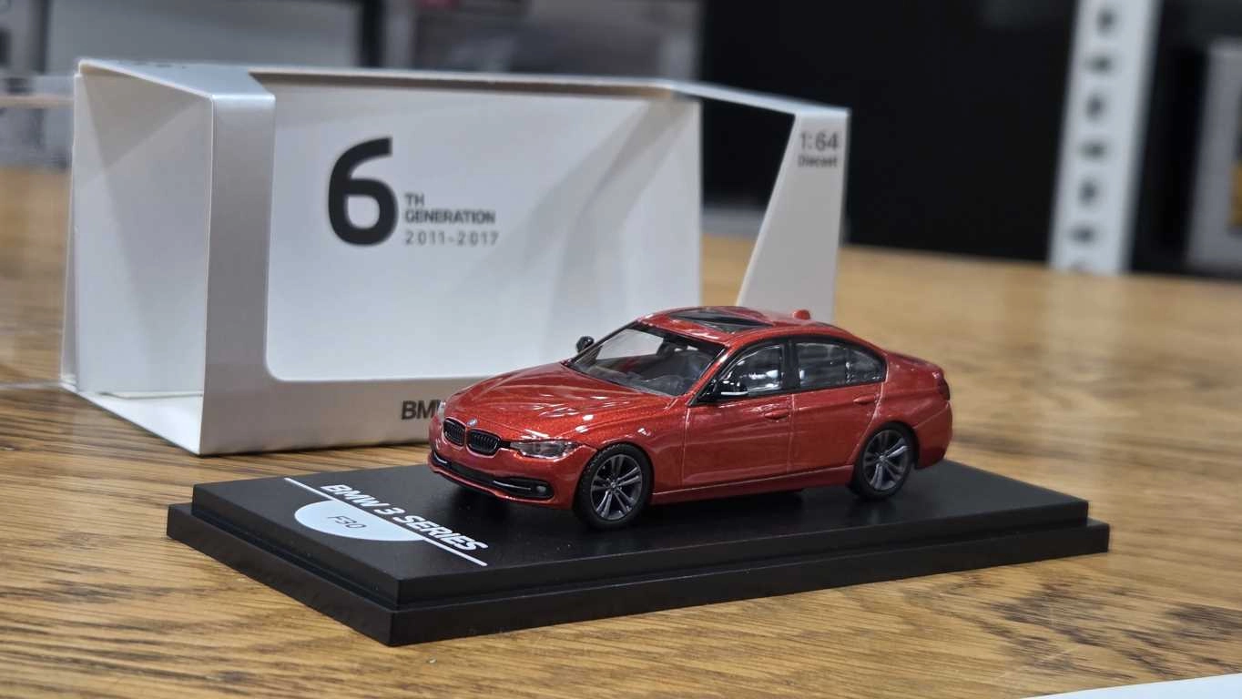1/64 BMW F30 KIRMIZI - Collector Edition ’’ 50 Years BMW 3 Series ’’ 