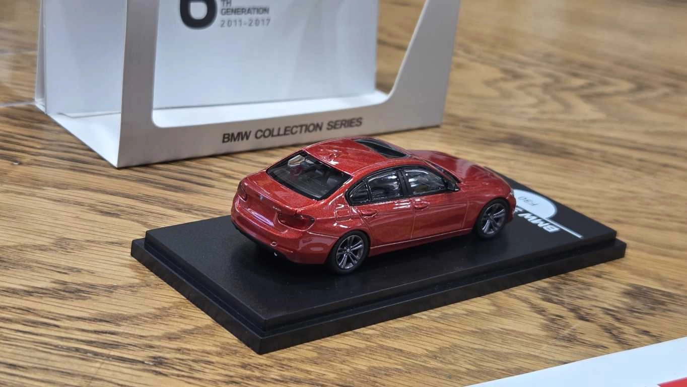1/64 BMW F30 KIRMIZI - Collector Edition ’’ 50 Years BMW 3 Series ’’ 