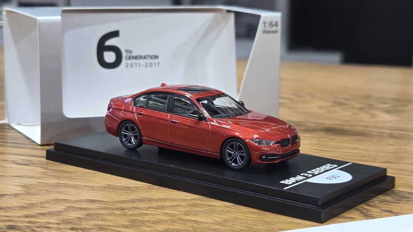 1/64 BMW F30 KIRMIZI - Collector Edition ’’ 50 Years BMW 3 Series ’’ 