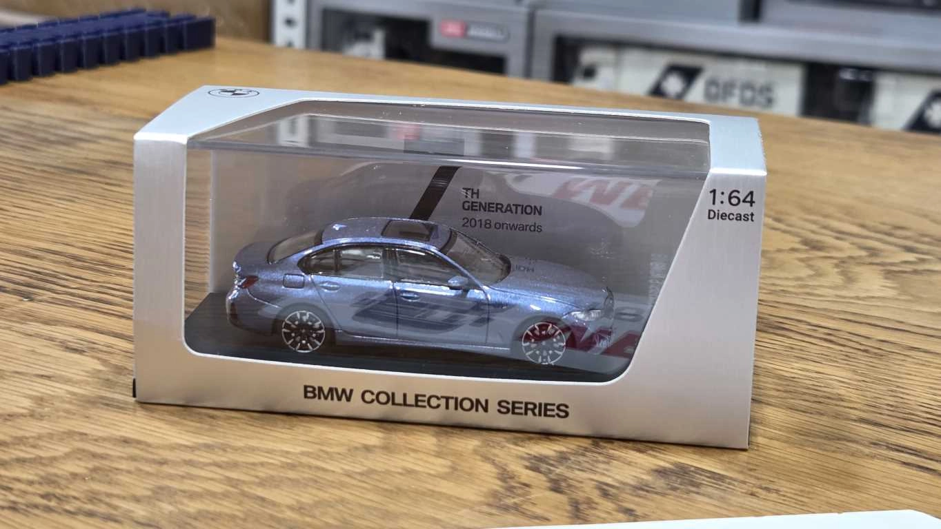 1/64 BMW G20 MAVİ  - Collector Edition ’’ 50 Years BMW 3 Series ’’ 