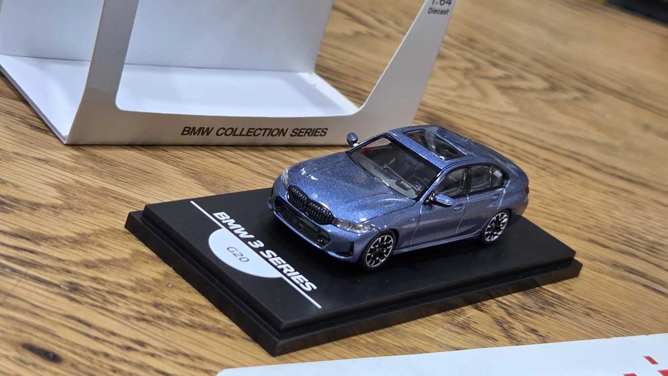 1/64 BMW G20 MAVİ  - Collector Edition ’’ 50 Years BMW 3 Series ’’ 