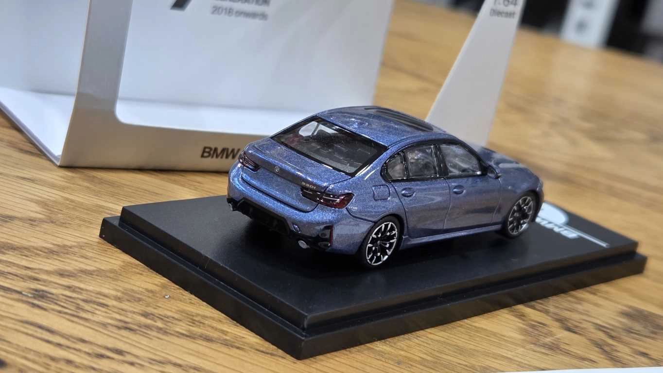 1/64 BMW G20 MAVİ  - Collector Edition ’’ 50 Years BMW 3 Series ’’ 