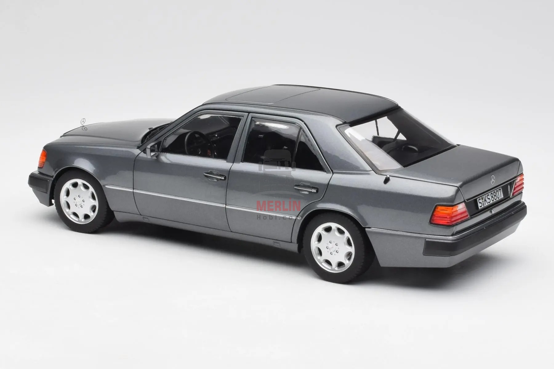 1/18 NOREV Mercedes-Benz 500 E (W124) 1990 Pearl Grey metallic