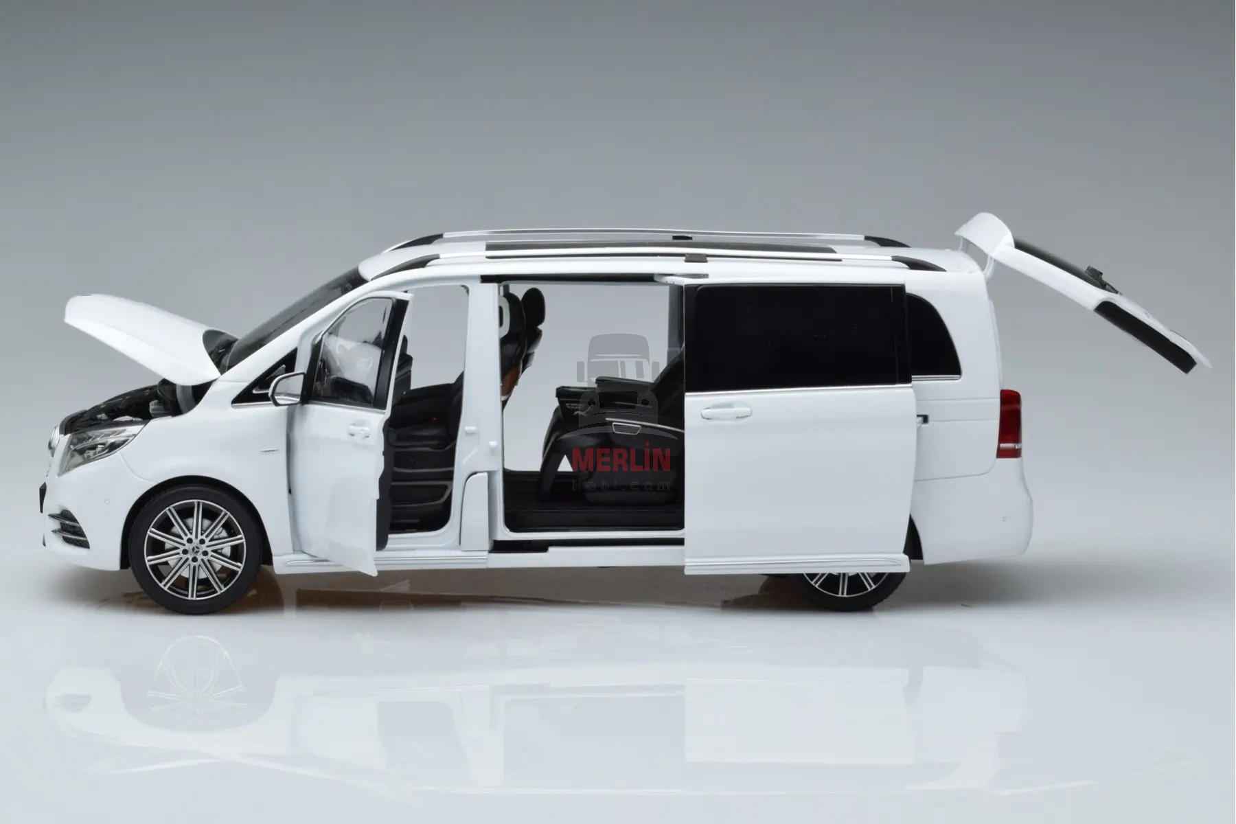 1/18 Mercedes-Benz V class AMG-Line minibus WHİTE