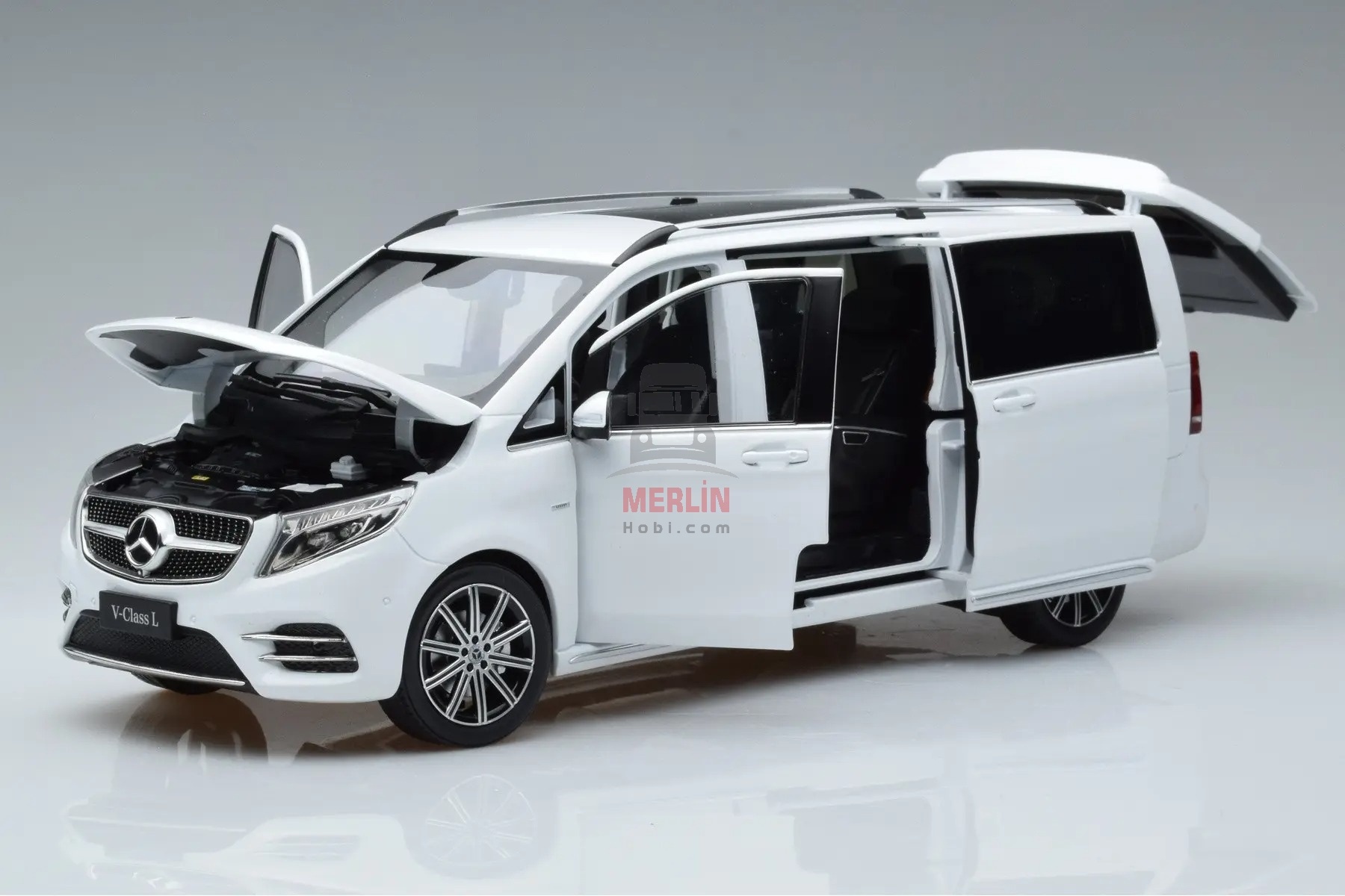 1/18 Mercedes-Benz V class AMG-Line minibus WHİTE
