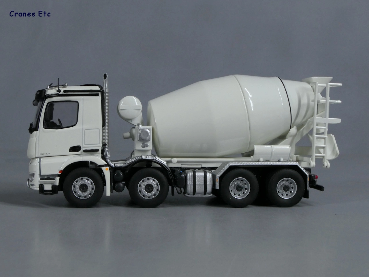 1/50 Mercedes Arocs 8x4 Beton Mikseri - MERLİN HOBİ  - sergilenmeye hazır model araç