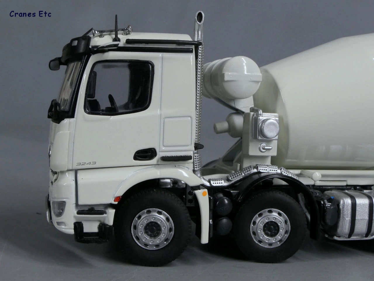 1/50 Mercedes Arocs 8x4 Beton Mikseri - MERLİN HOBİ  - sergilenmeye hazır model araç