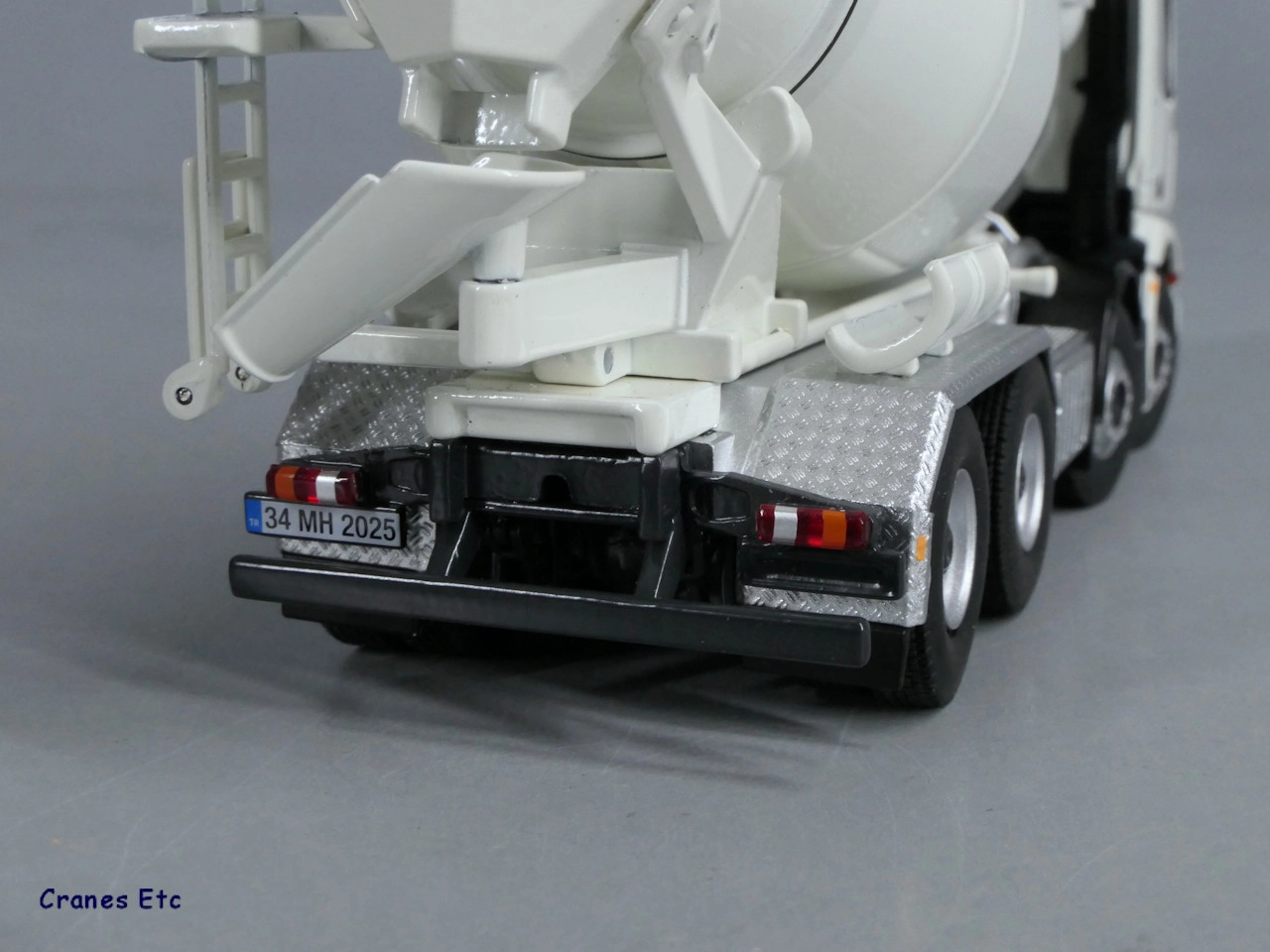 1/50 Mercedes Arocs 8x4 Beton Mikseri - MERLİN HOBİ  - sergilenmeye hazır model araç