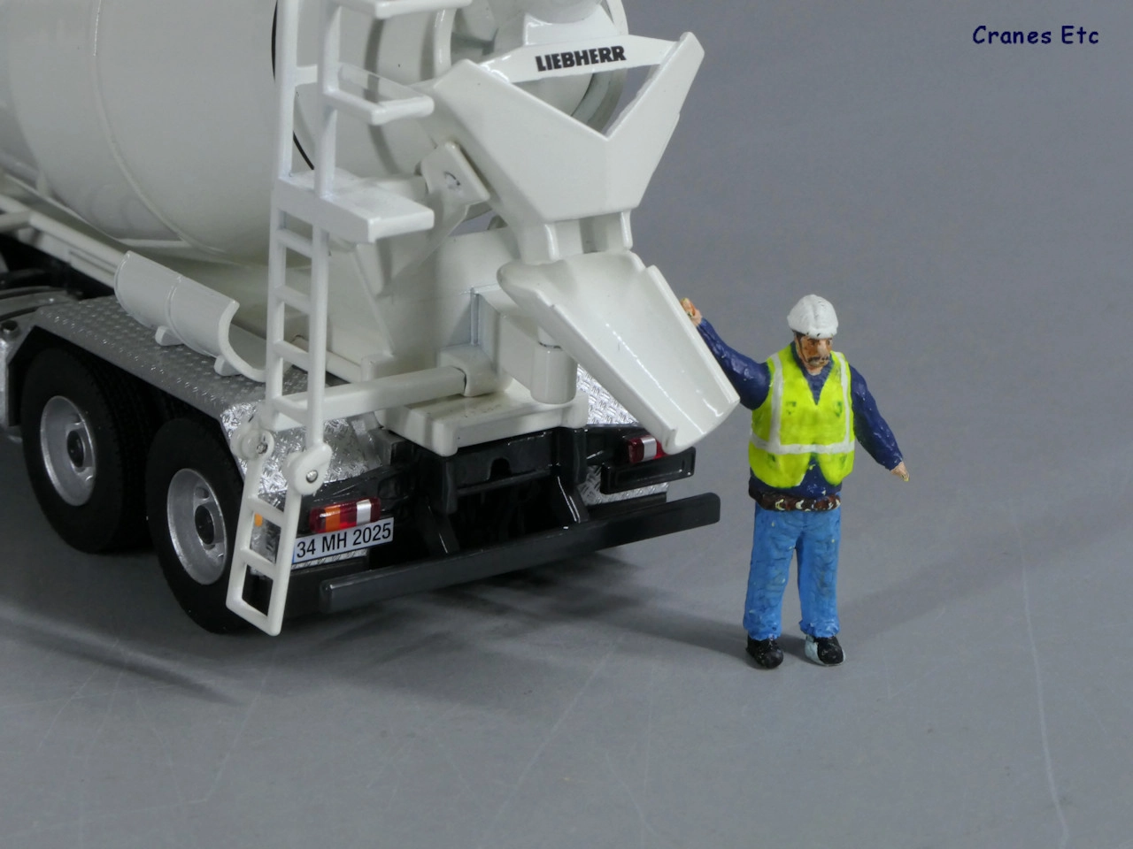 1/50 Mercedes Arocs 8x4 Beton Mikseri - MERLİN HOBİ  - sergilenmeye hazır model araç