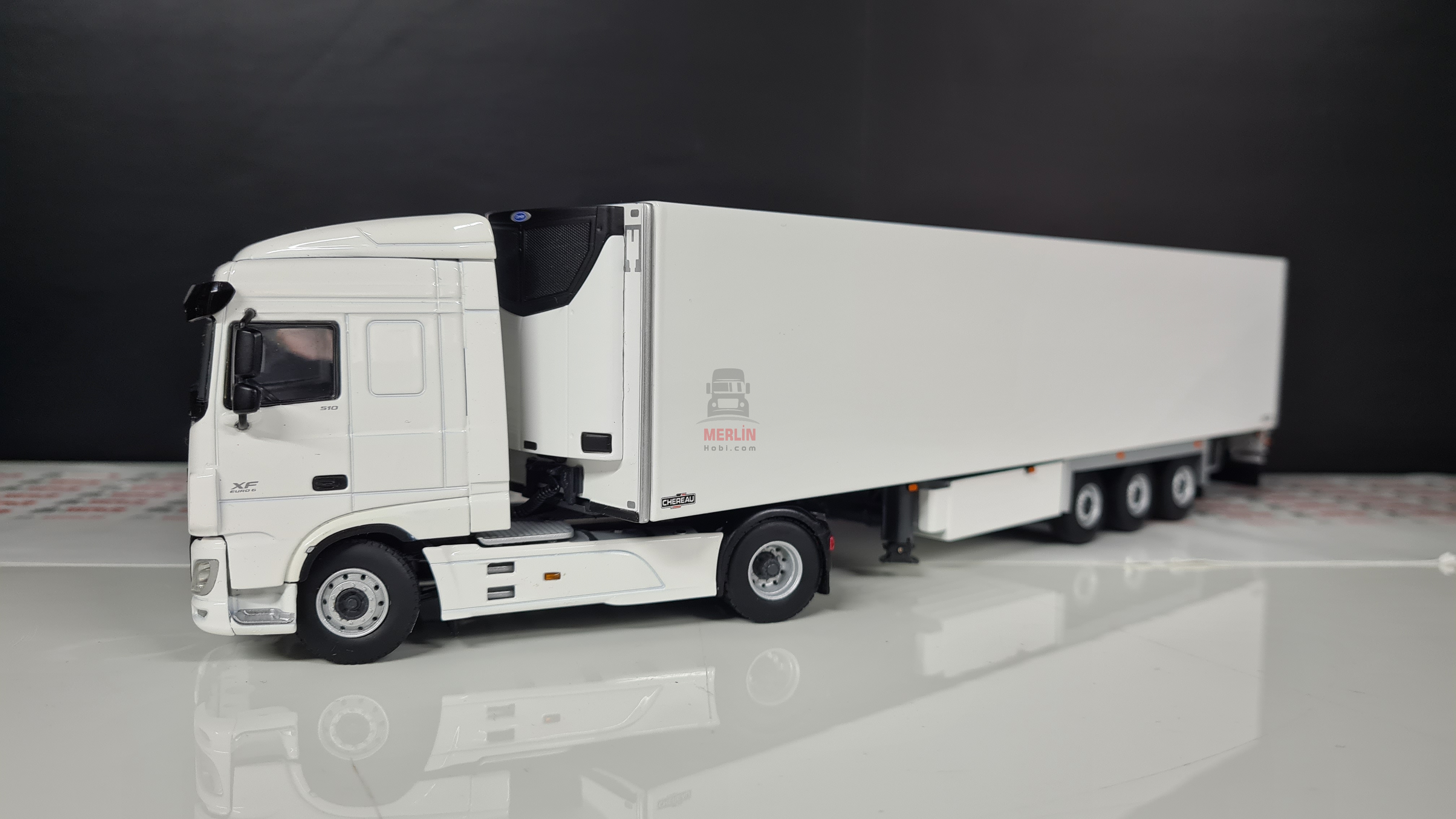 1/50 Daf XF 106 4x2 Beyaz + Frigo Soğutuculu Trailer