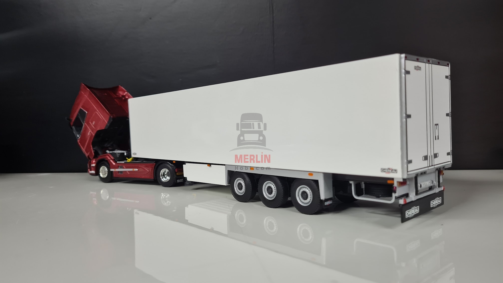 1/50 Daf XG 4x2 Kırmızı + Frigo Soğutuculu Trailer