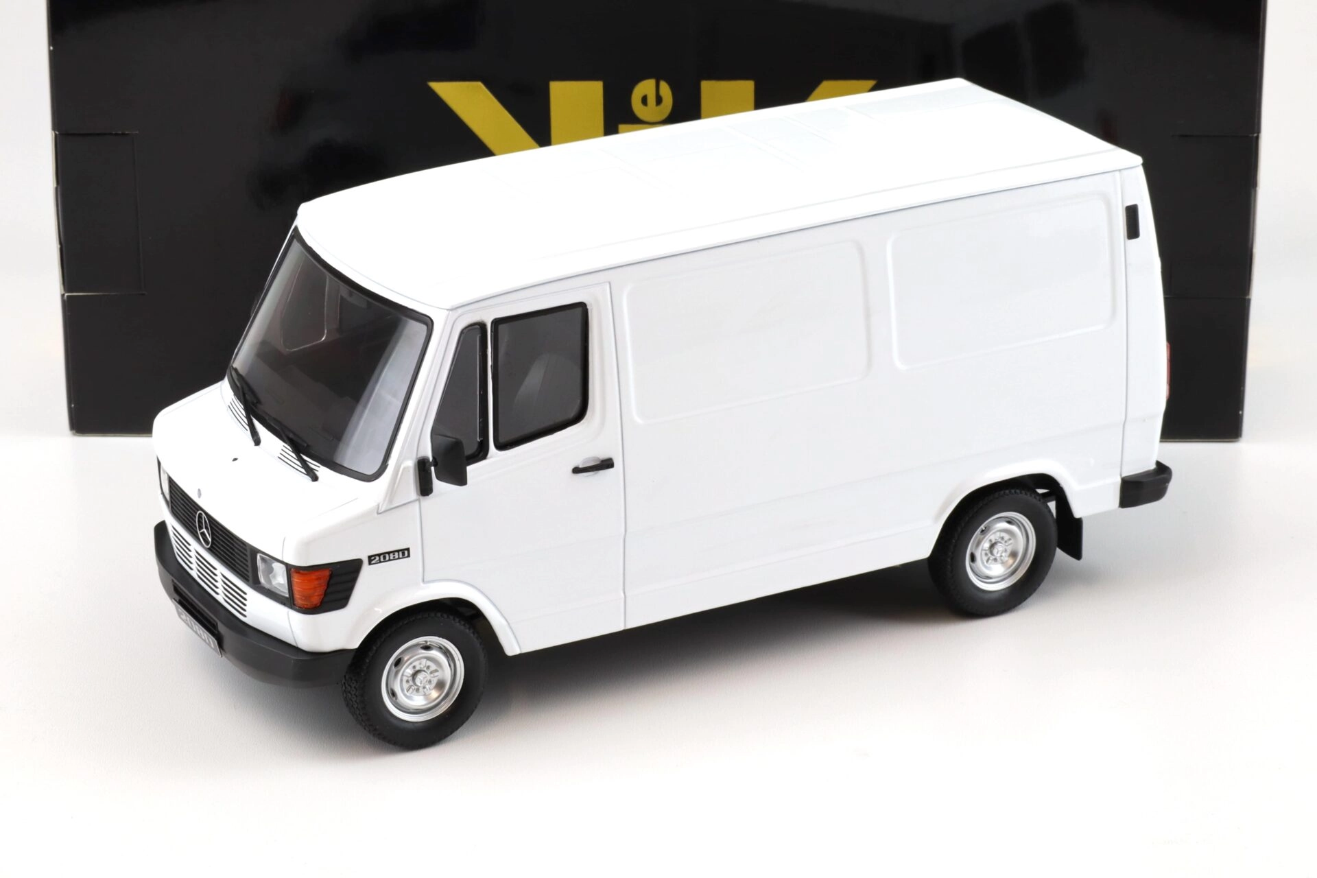 1/18 Mercedes 207/208D Panelvan Transporter White Color 