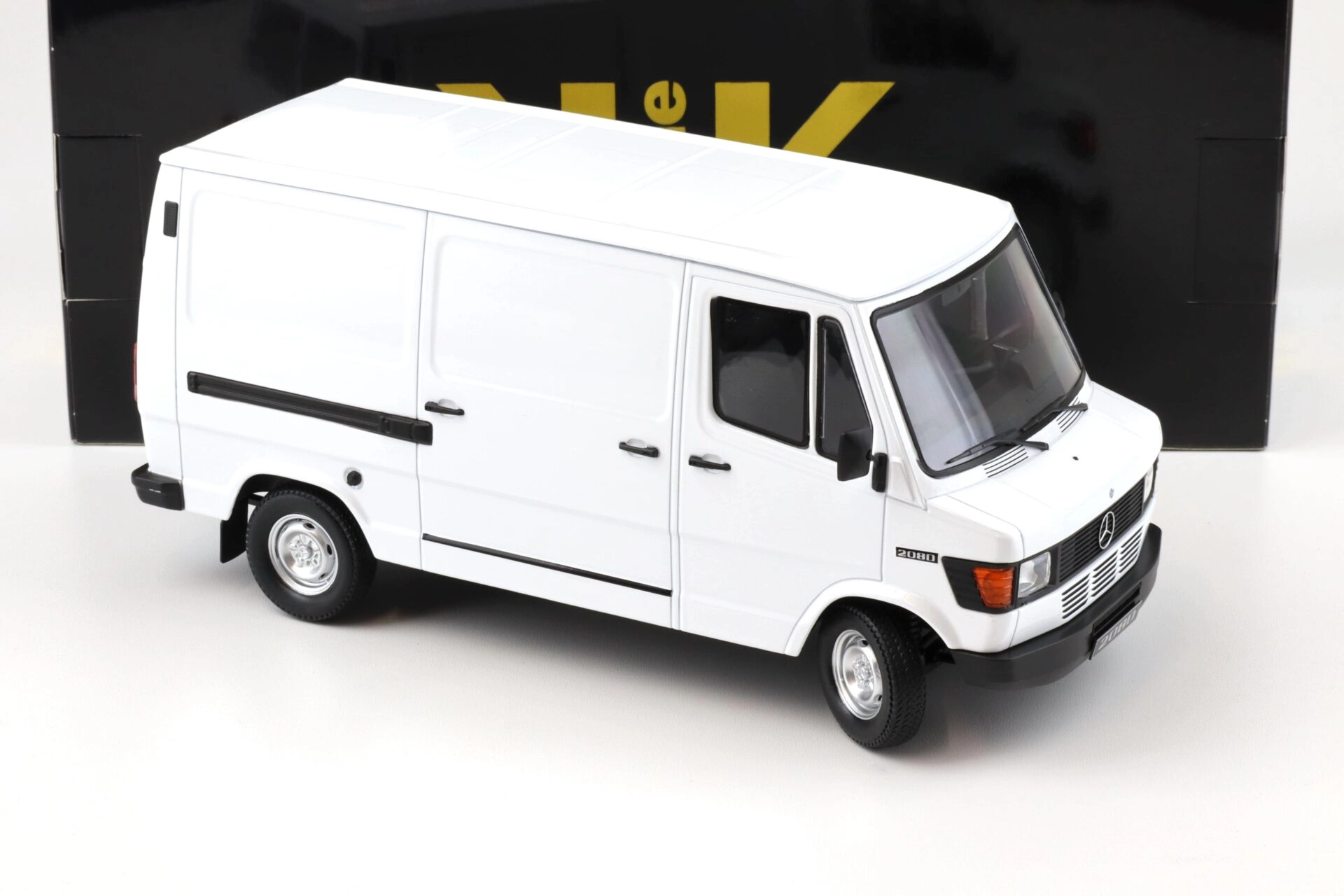 1/18 Mercedes 207/208D Panelvan Transporter White Color 