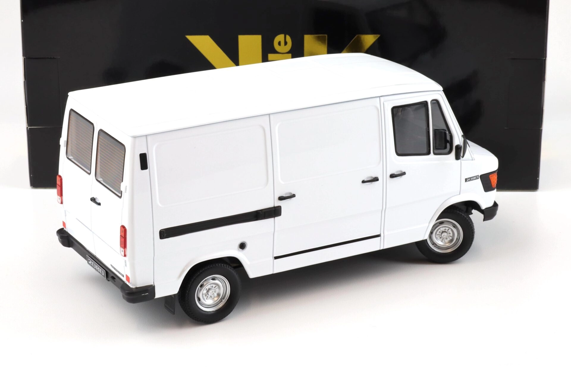 1/18 Mercedes 207/208D Panelvan Transporter White Color 