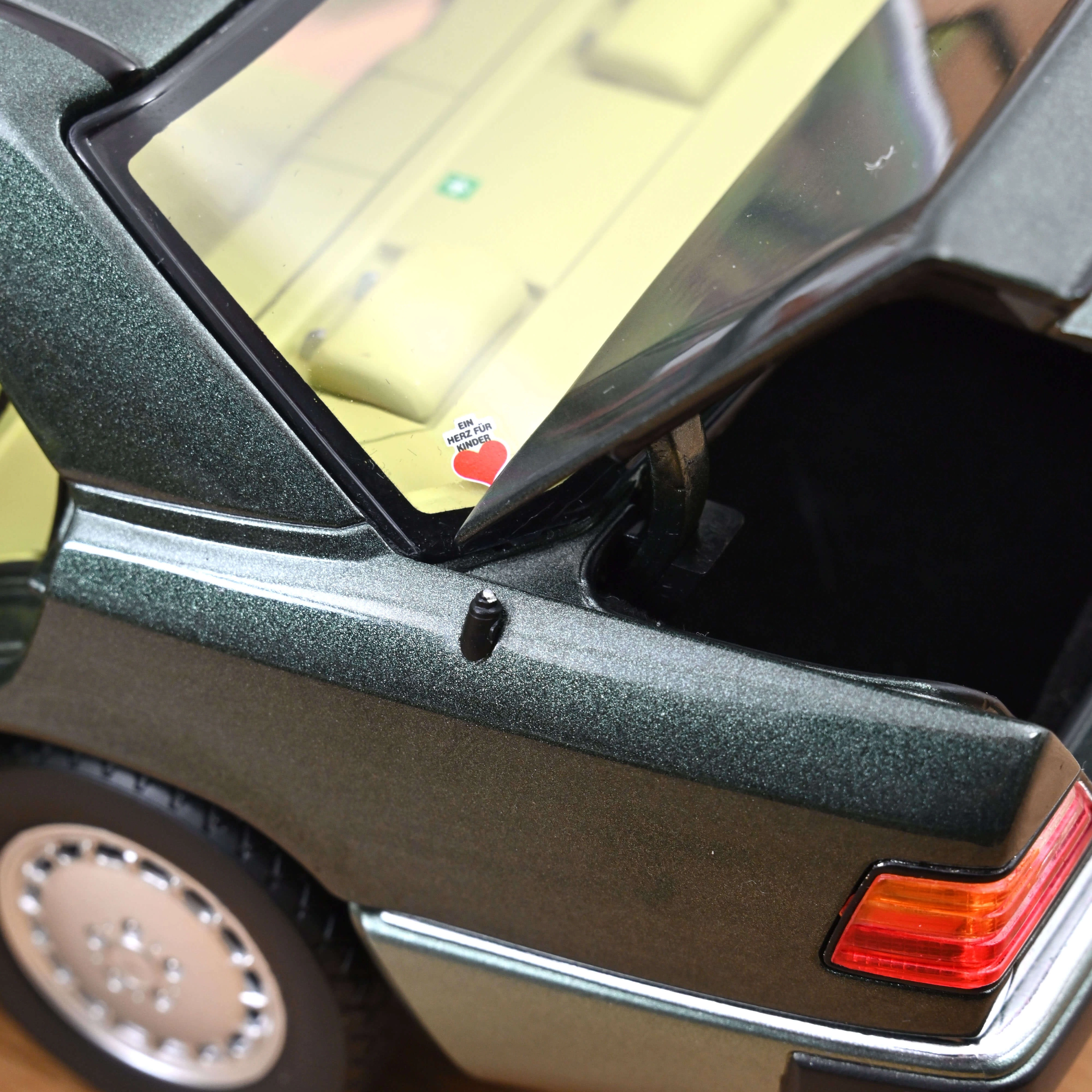 1/18 Norev Mercedes-Benz 230 E 1990 Night Green metallic  (W124)