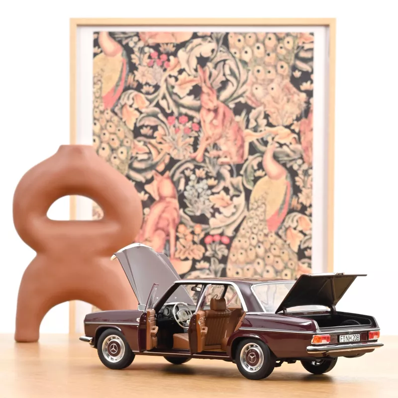 1/18 Norev Mercedes-Benz 200 1968 Dark Red Brown