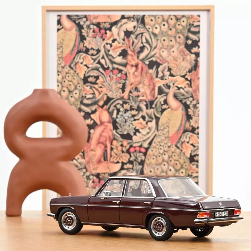 1/18 Norev Mercedes-Benz 200 1968 Dark Red Brown