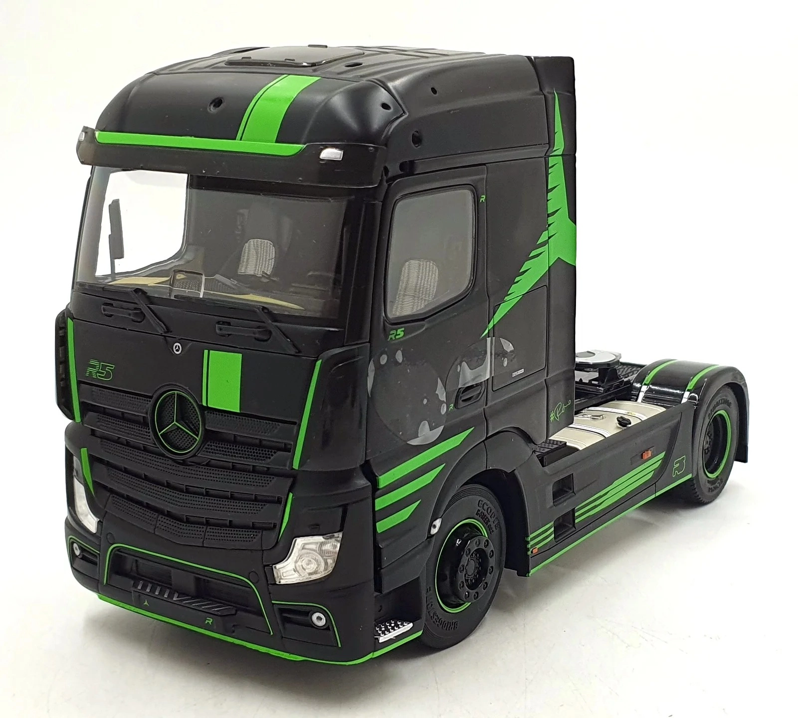 1/24 MERCEDES-BENZ ACTROS 4x2 R5 Siyah Renk