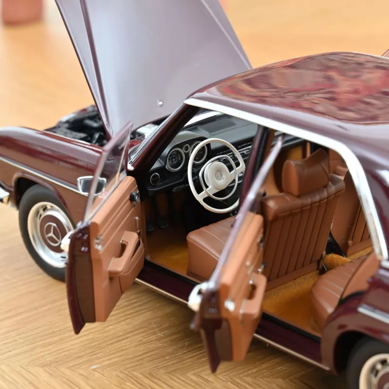 1/18 Norev Mercedes-Benz 200 1968 Dark Red Brown