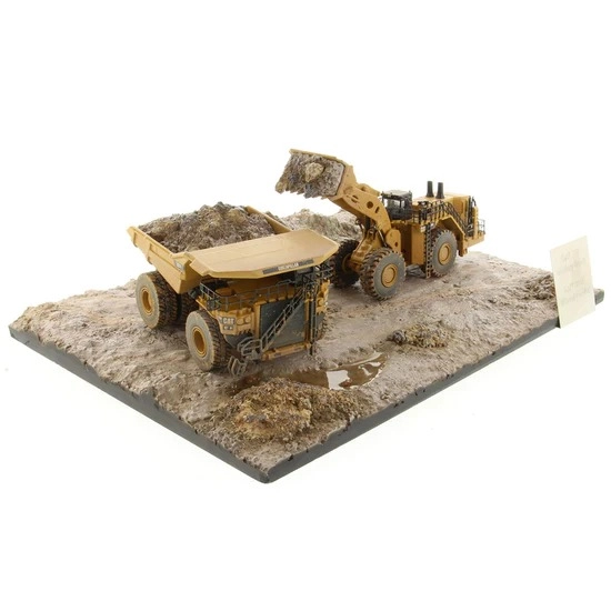 1/125 Cat 994K Tekerlekli Yükleyici ve 797 Maden Damperli Kamyon (eskimiş görünümlü)