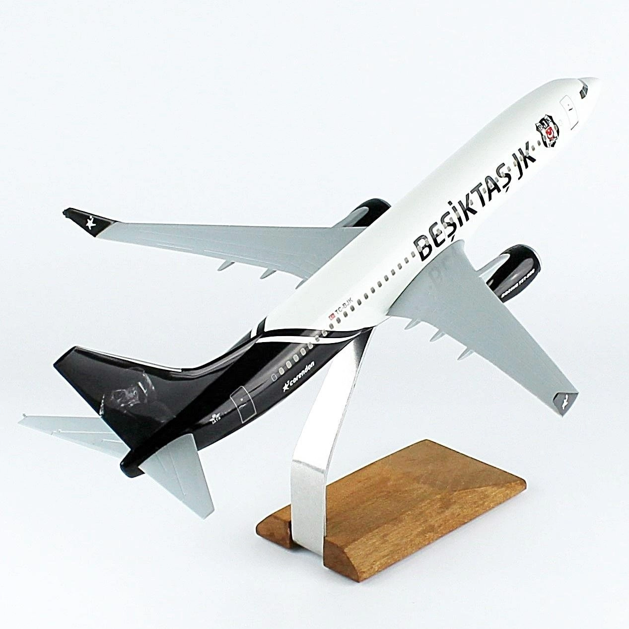 1/100 Ölçek, THY Beşiktaş  Logolu B737-800 Passenger Plane, Ready for Display with Wooden Stand