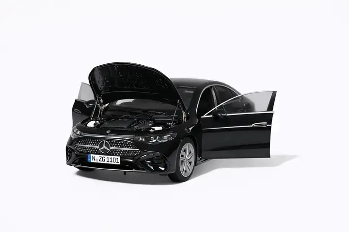 1/18 Mercedes-Benz CLA Coupé (Kozmos Siyah / Cosmos Black)
