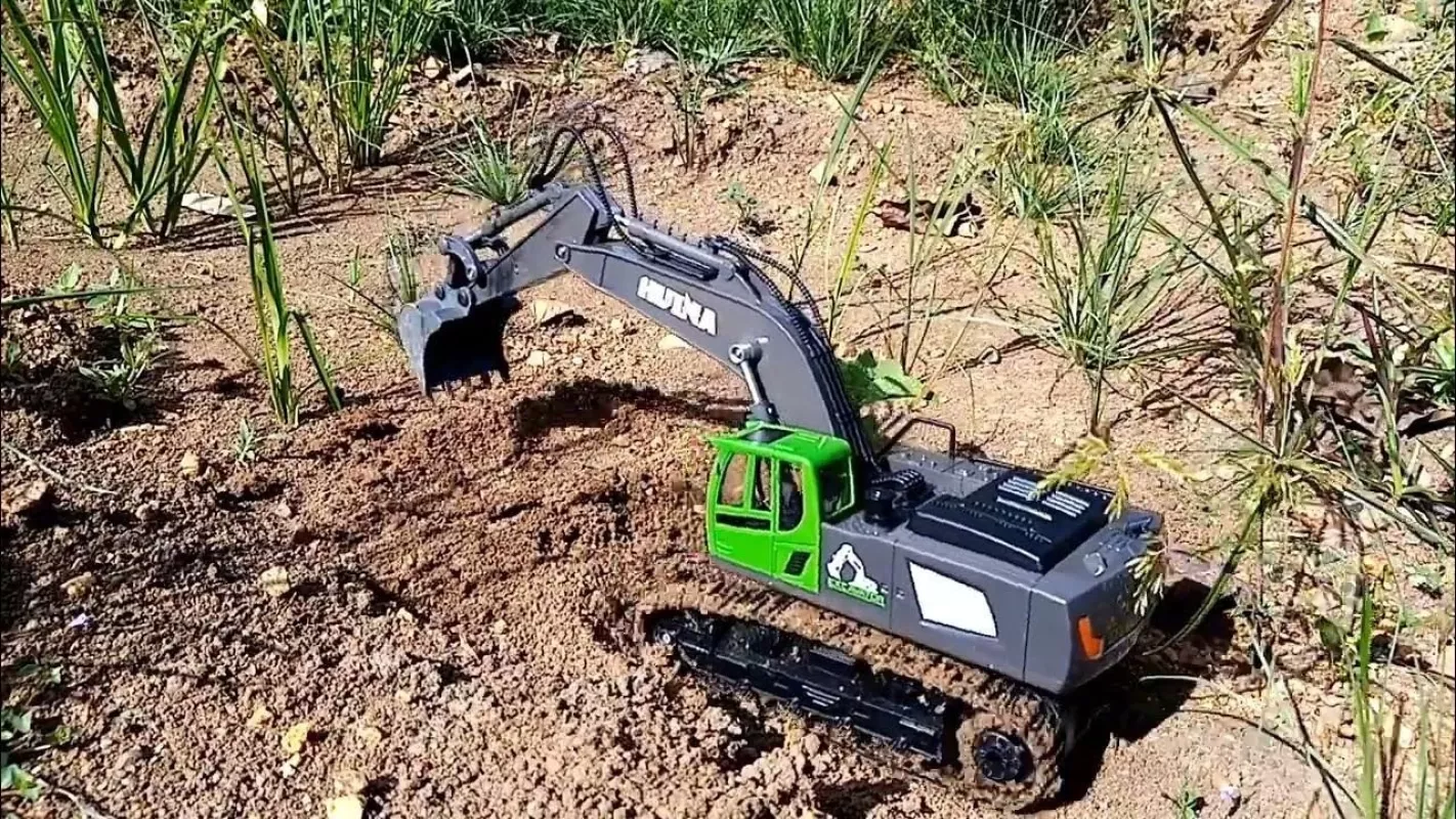 1/18 Ölçek, Ekskavatör, Yeşil Gövdeli, 11 Kanal Uzaktan Kumandalı İş Makinası