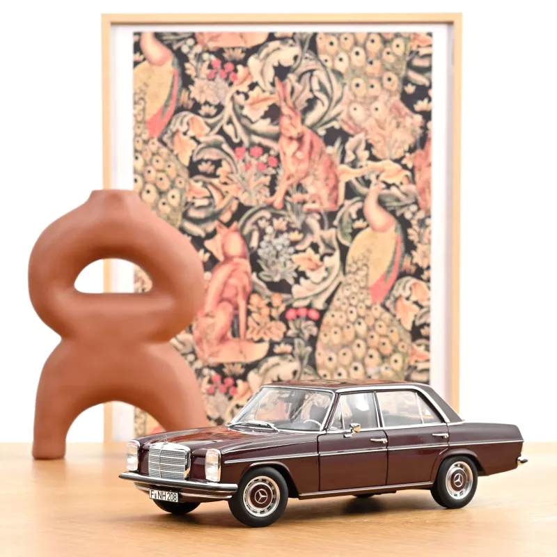 1/18 Norev Mercedes-Benz 200 1968 Dark Red Brown