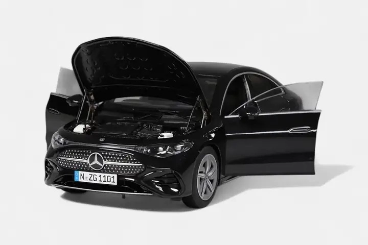 1/18 Mercedes-Benz CLA Coupé (Kozmos Siyah / Cosmos Black)