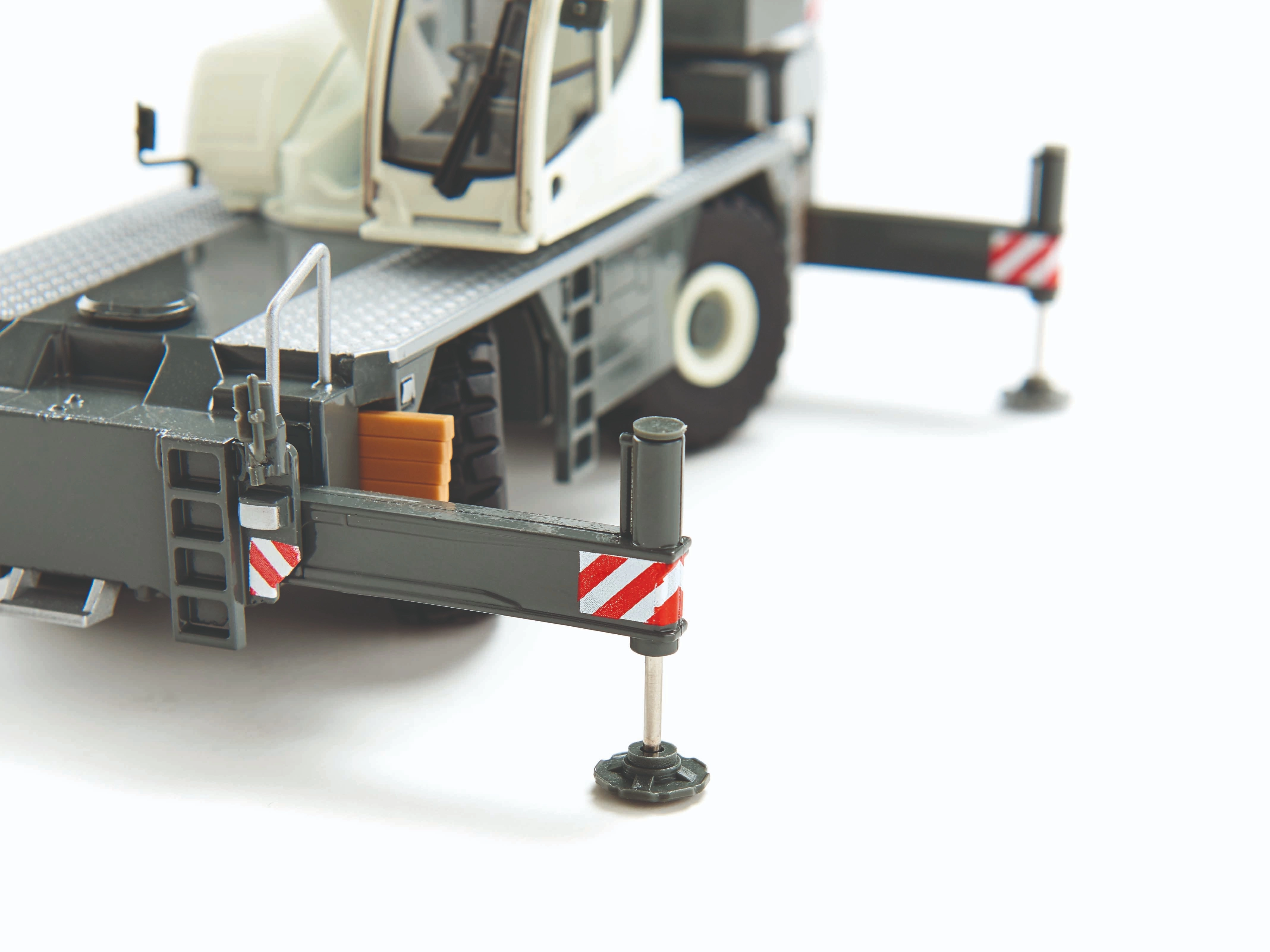 1/50 LIEBHERR LRT 1100-2.1 Zorlu Arazi Vinci